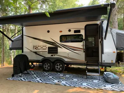Roulotte hybride familiale ‍‍‍ compacte avec trois extensions (modèle rare 3 lits). En excellente co...