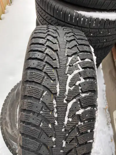 Snow tire Great condition Lots of tread 225 60 r17 200 or best offer