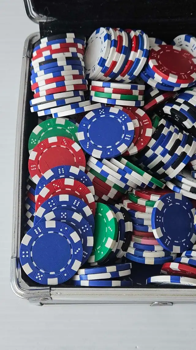 Poker Chips 450- Count Unmarked  in Hobbies & Crafts in City of Montréal - Image 11