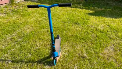 Zoom around the neighbourhood with this Madd Gear Scooter! It's a vibrant blue and ready for some ac...