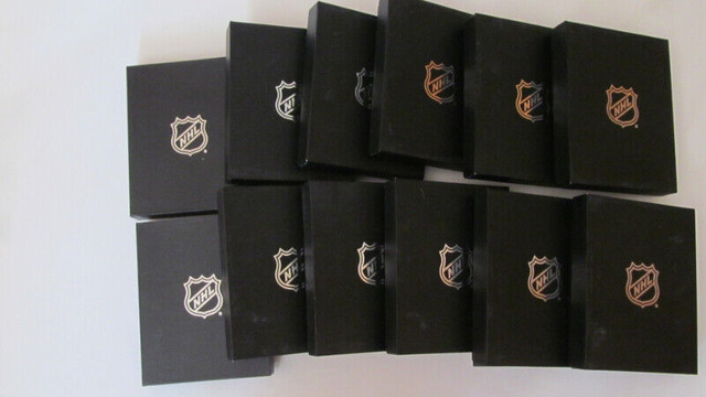 * 12 PACKS KEYCHAIN LEATHER TORONTO MAPLE LEAFS NHL PIN PINBACK dans Art et objets de collection  à Laurentides