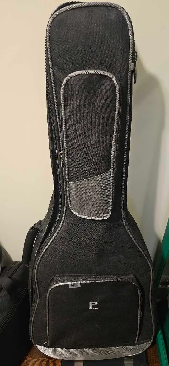 Selling Yamaha FS800 guitar with bag and some useful accessories in Guitars in City of Montréal - Image 3