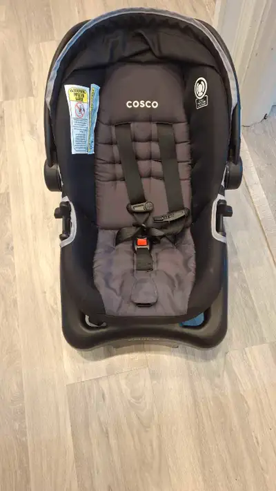 This is a Cosco infant car seat, ready to keep your little one safe and snug on all your travels! Th...