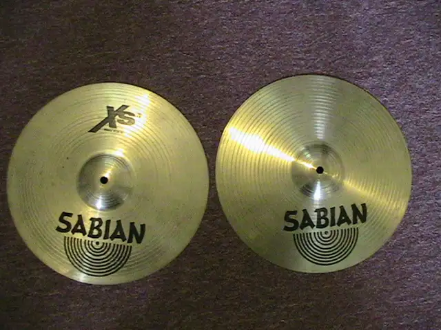 SABIAN 14"XS20* MEDIUM HATS Excellent ! in Drums & Percussion in Windsor Region - Image 2