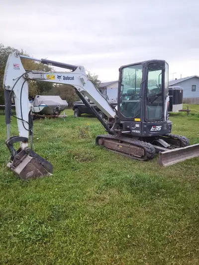 2017 E35 mini-excavator Great running machine fires right up and works just as it should, with smoot...