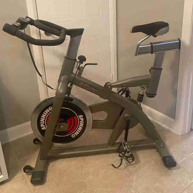 vélo stationnaire  in Exercise Equipment in Longueuil / South Shore - Image 2