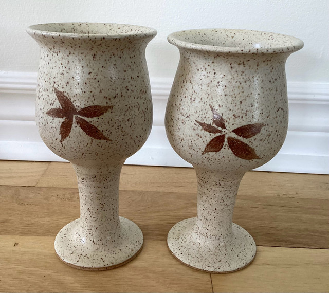 Pair of Vintage Stoneware Wine Goblets Leaf Design dans Vaisselle et articles de cuisine  à Ouest de l’Île