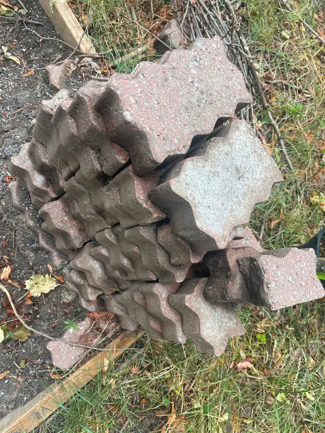 Wavy bricks in Other in Belleville - Image 4