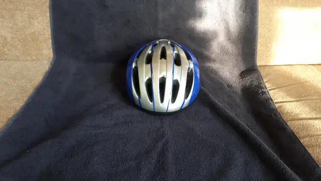 Bike helmet in Kids in Barrie - Image 2