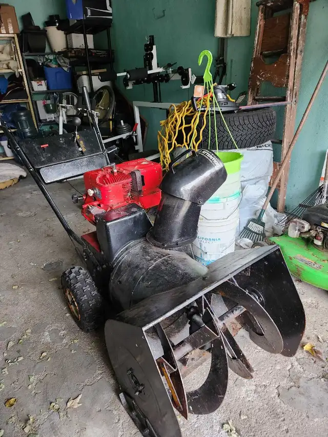 Briggs and Stratton snow blower in Snowblowers in Kitchener / Waterloo - Image 2
