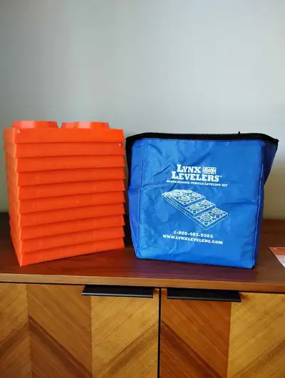 Ensemble de blocs de mise à niveau pour VR et tente-roulotte Lynx Levelers. Comme neufs, utilisés 4...