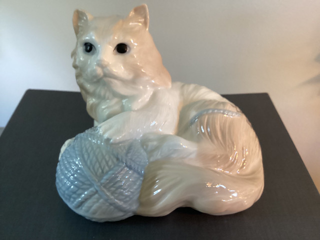 Porcelain Cat with Blue Yarn Figurine in Style of “Nao Lladro” dans Décoration intérieure et accessoires  à Ouest de l’Île