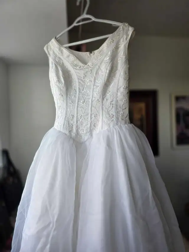 Bridal Chest Wedding Gown in Wedding in Saskatoon - Image 3