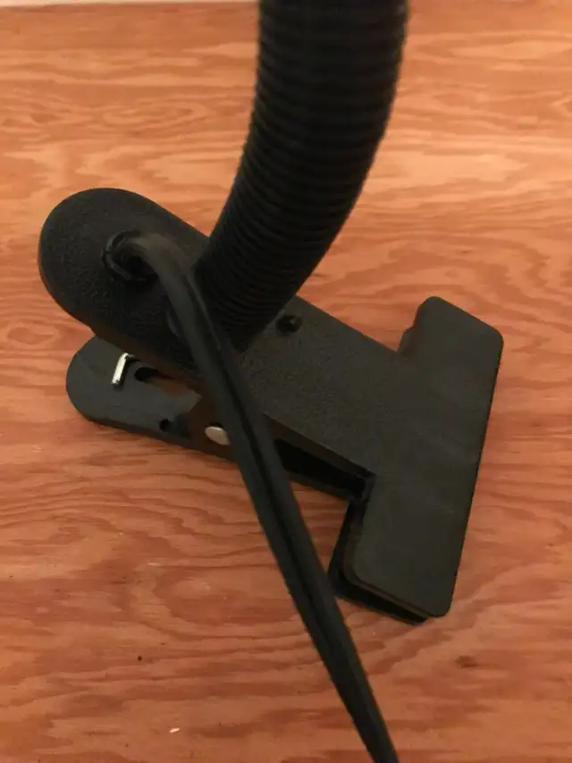 Black Metal CLIP ON ADJUSTABLE Desk Lamp in Indoor Lighting & Fans in Mississauga / Peel Region - Image 7