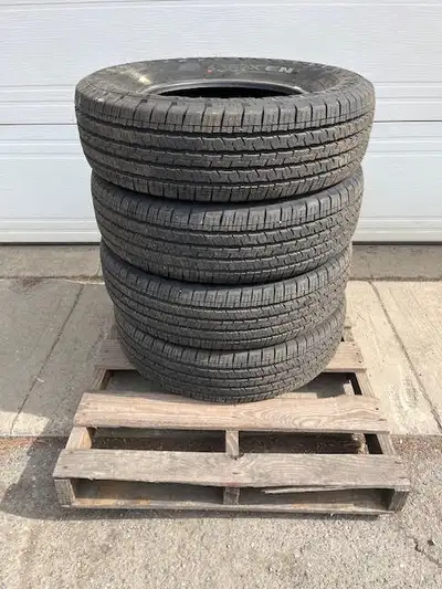 4 PNEUS NEUFS !! - Pneus 245/75 R17 M+S allant sur Jeep Wrangler **J'ai acheté le Jeep en décembre e...