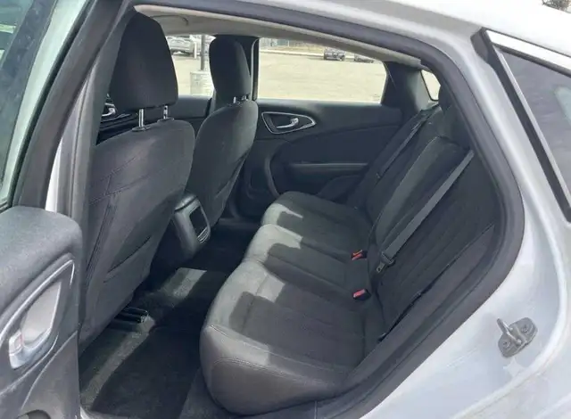 2015 Chrysler 200523046147295825928