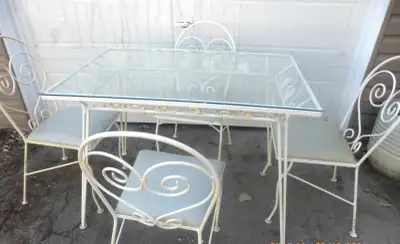 Wrought Iron Vintage Garden Patio Set 4 Chairs/Table Glass Top Could use a new paint job and the cha...