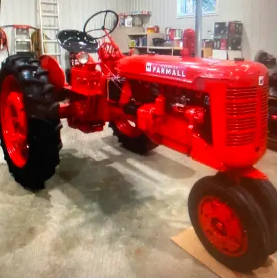 tracteur antique Farmall 1950 SUPER C repeint à neuf filtreur à l'huile et prestone fait muffler neu...