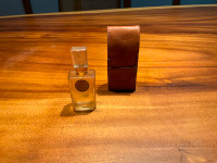 Jolie miniature de parfum Anny Blatt dans son étui de cuir