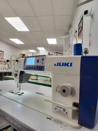 JUKI DDL-8000A Couture Droit / USAGÉ COMME NEUVE ▪︎ Moteur intégré ▪︎ Coupe de fil ▪︎ Élévateur de p...