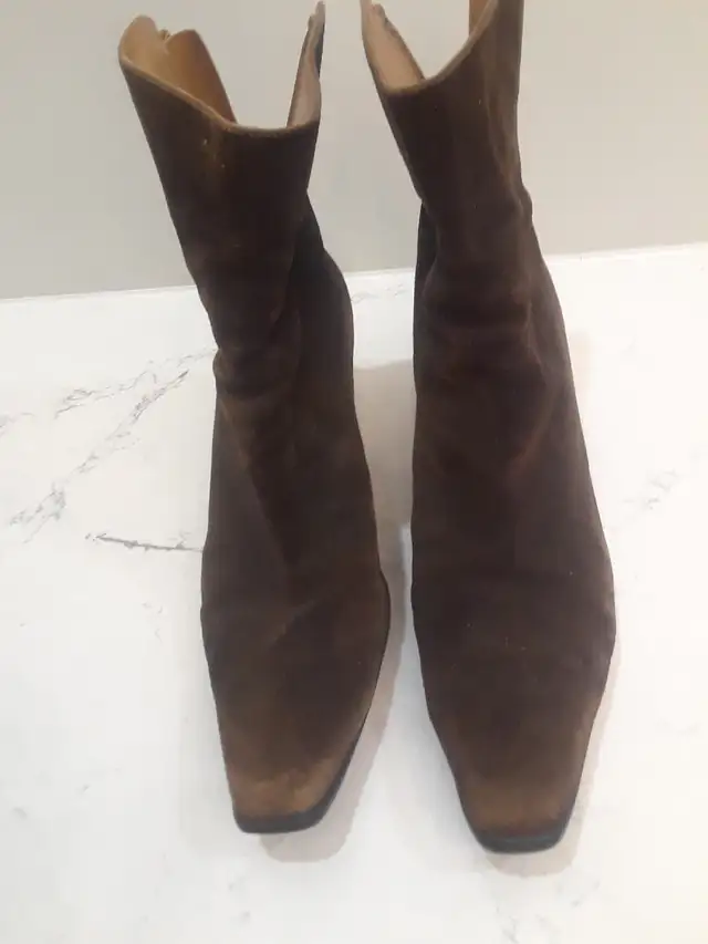 Elegant suede boots size 8.563347539382017122