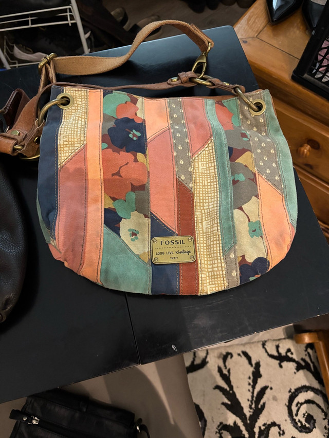 Fossil Purse in Women's - Bags & Wallets in Edmonton