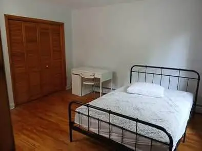 3 Chambres en Colocation dans un appartement situé au centre ville de Sherbrooke. À proximité des ép...