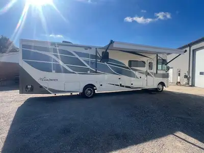 2022 Coachmen Mirada model 35ES Only 19 000 kms on 7.3L V8 Built in Yamaha 5500 watt generator with...
