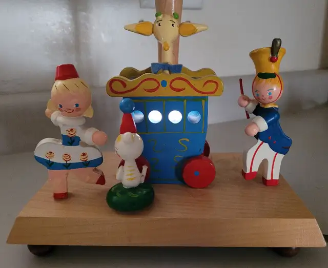 Vintage Wood Circus Figures Wind-up Musical Nursery Lamp in Arts & Collectibles in Oshawa / Durham Region - Image 6