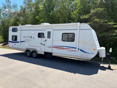 2008 Jayco 29e. Front queen bed 1 tip out with dinette and pull out couch. Rear bunks and 3 piece ba...