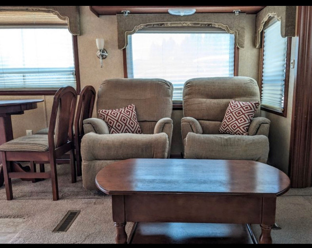5th Wheel 38’ Double Suites at Christina Lake BC in RVs & Motorhomes in Nelson - Image 4