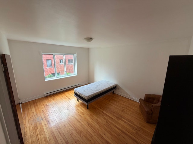 Bright, Furnished Room for Female Student | Steps from UdM/HEC — photo 2