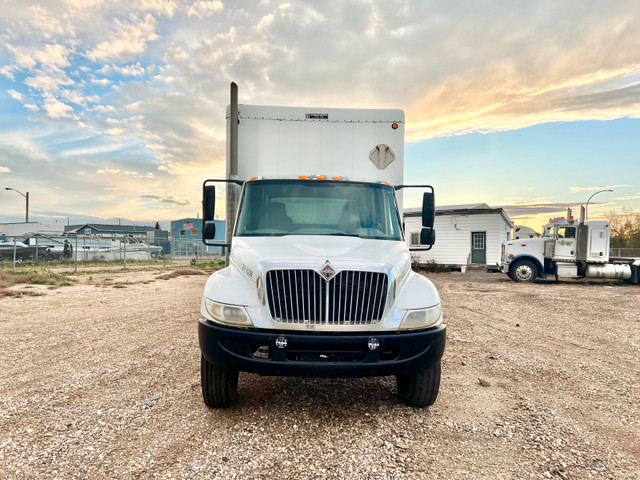 2003 International 4300 DT466 5 TonHyd Brakes Delivery Truck in Cars & Trucks in Edmonton - Image 3