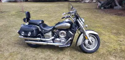 2005 Yamaha VStar 1100 Classic $3,200, Comes with, Leather Saddle Bags, Mustang Seat, Brand new batt...