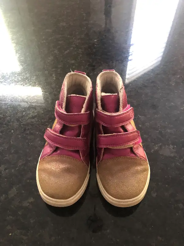 UGG Toddler's Shoes - Size 11 (European 29) in Clothing - 5T in Mississauga / Peel Region - Image 2