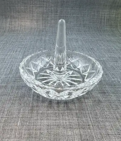A classic starburst pattern on the base and a central spindle to safely hold your rings or small jew...