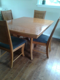 Wooden kichen table with 6 chairs