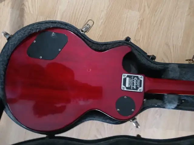 Guitar les paul in Guitars in West Island - Image 3