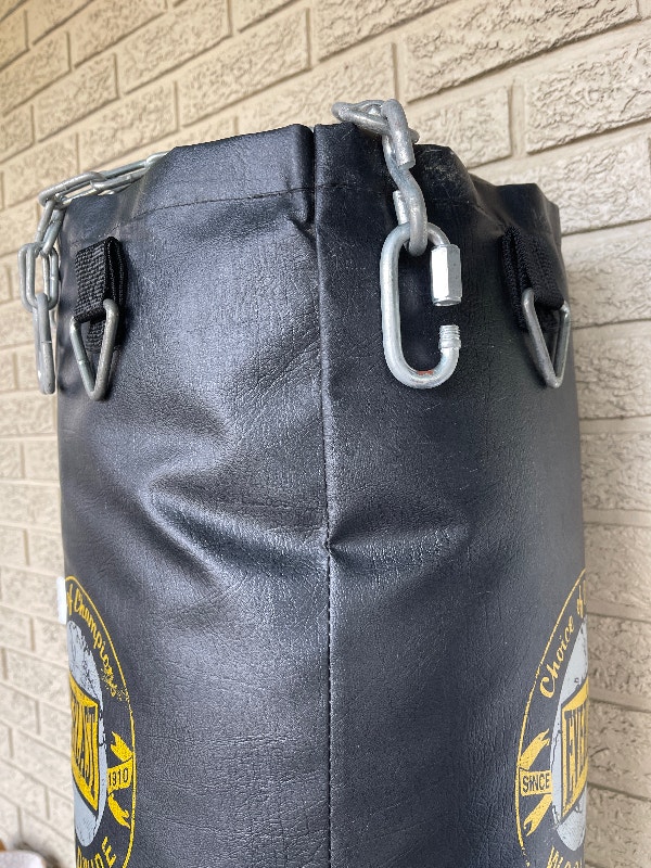 Everlast punching bag (used) with 2x handwraps Exercise Equipment