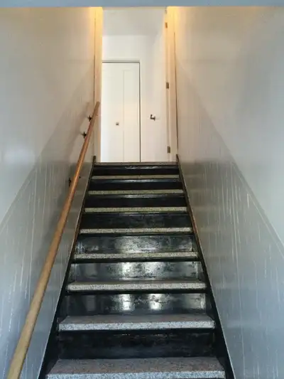 Haut de duplex 5 1/2 . Deux chambres, et une troisième convertie en salle de lavage, qui peut servir...