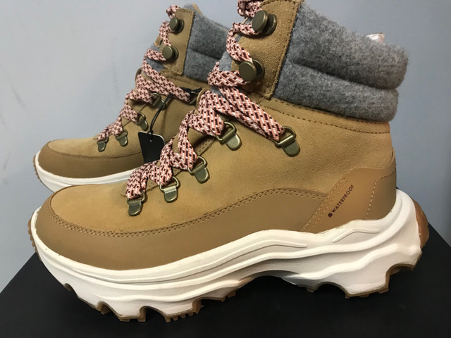 Sorel Kinetic Breakthru Conquest (Waterproof) Size 8 in Women's - Shoes in Mississauga / Peel Region