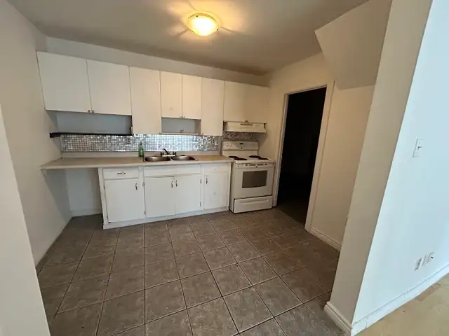 ELLIOT LAKE: 2 Bedroom townhouse w yard & parking
