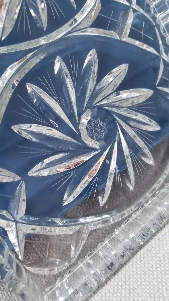 Vintage Crystal Serving Platter in Kitchen & Dining Wares in City of Montréal - Image 6