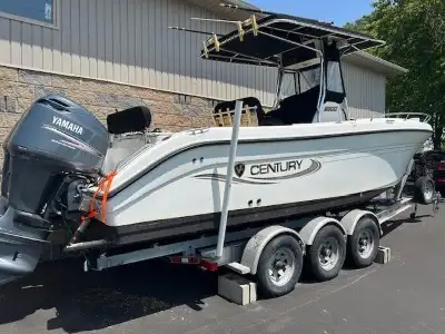 2003 Century 2600 with Tri axle trailer in Powerboats & Motorboats in Leamington - Image 4