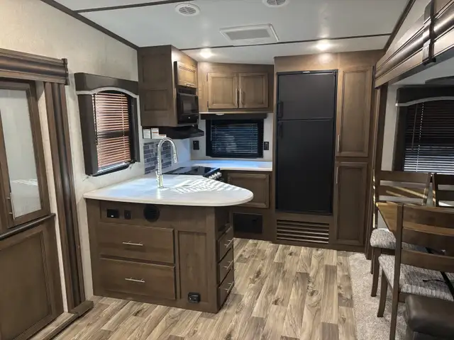 2020 Cougar 29RKS 33’ 5th Wheel Travel Trailer in Travel Trailers & Campers in Regina - Image 6