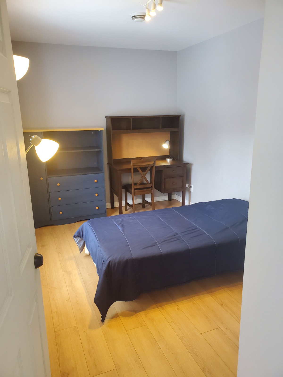 Chambre TOUT INCLUS Blainville – Meublée, Stationnement, piscine — photo 2