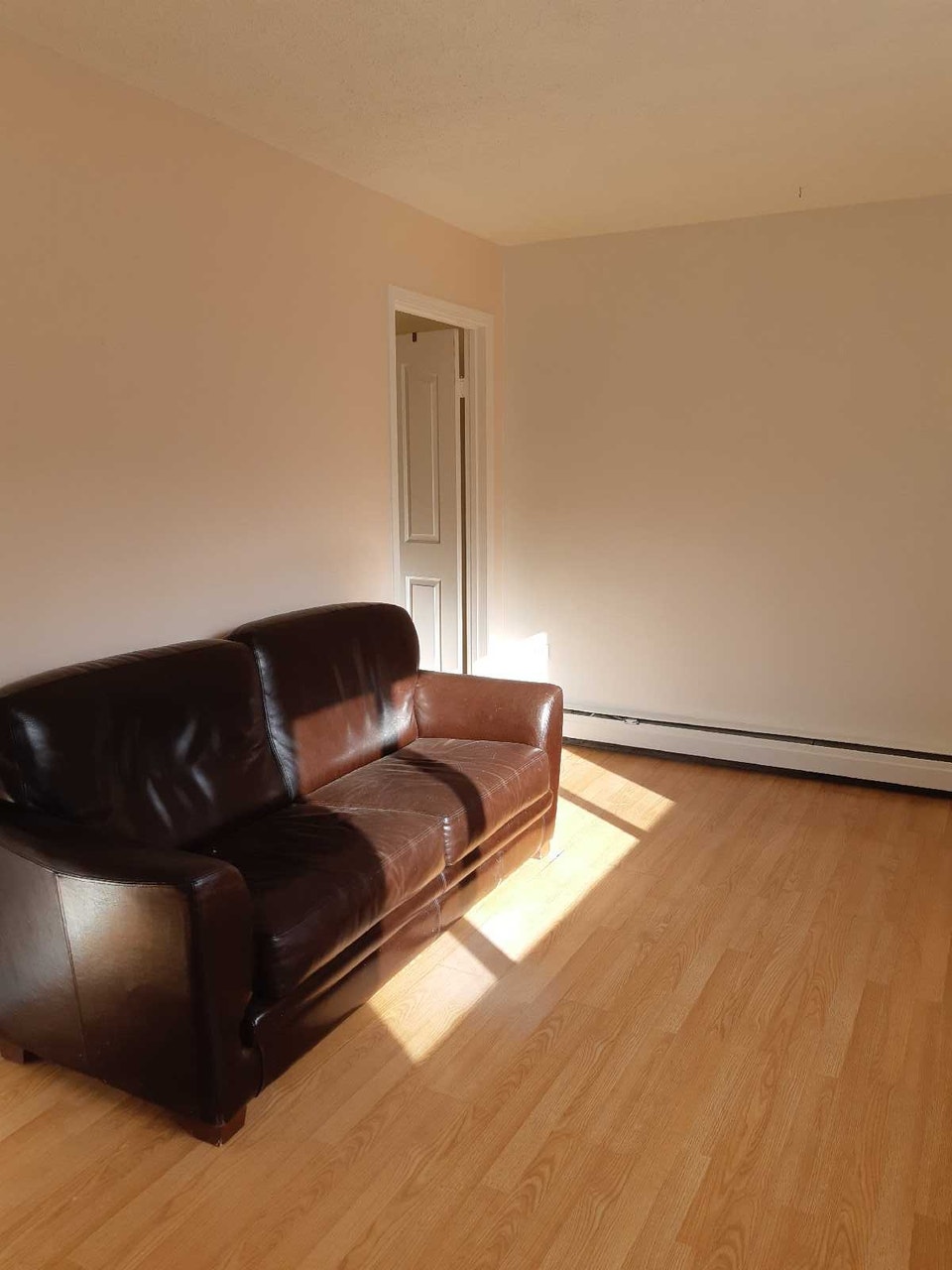 INNER CITY VERY LARGE STUDIO FREE PARKING AND INTERNET 3