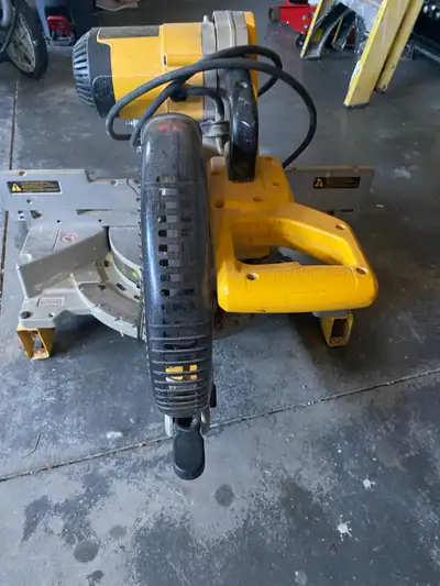 This DeWalt compound miter saw is a dependable and powerful tool perfect for all your cutting projec...