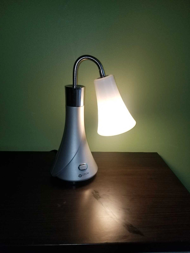 OttLite Tulip Desk lamp in Indoor Lighting & Fans in City of Toronto - Image 4