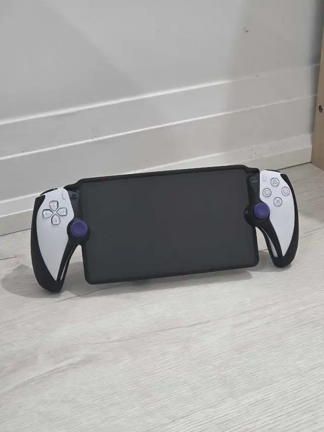 Playstation Portal + Accessories in Sony Playstation 5 in City of Toronto - Image 2